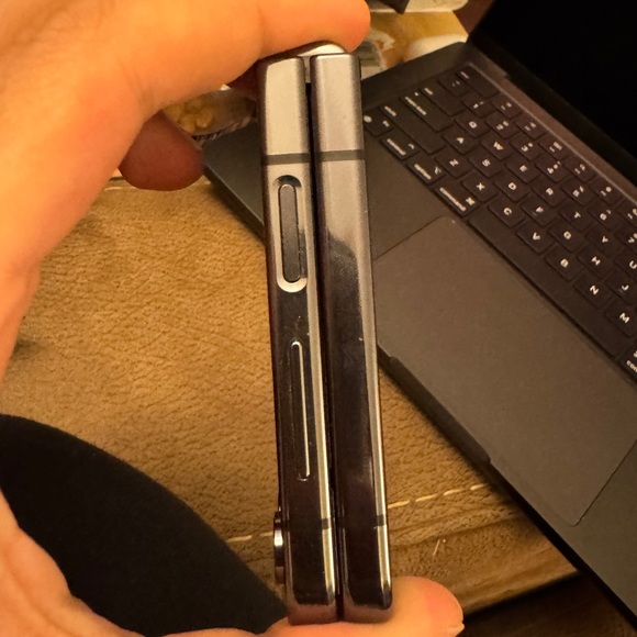 Samsung Galaxy Flip 5- 256GB - Picture 3 of 6